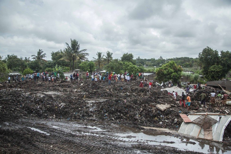 Pod „horou“ odpadků zahynulo nejméně 17 lidí. Úřady se obávají, že počet mrtvých bude stoupat.