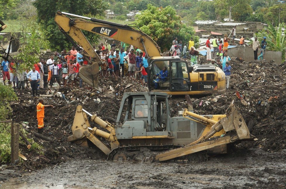 Pod „horou“ odpadků zahynulo nejméně 17 lidí. Úřady se obávají, že počet mrtvých bude stoupat.