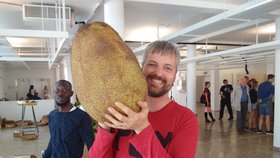 Ladislav Kučera drží jackfruit. Vážit může i více než 10 kilo.