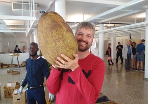 Ladislav Kučera drží jackfruit. Vážit může i více než 10 kilo.