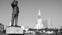 Samora Machel vévodí náměstí Nezávislosti v Maputu