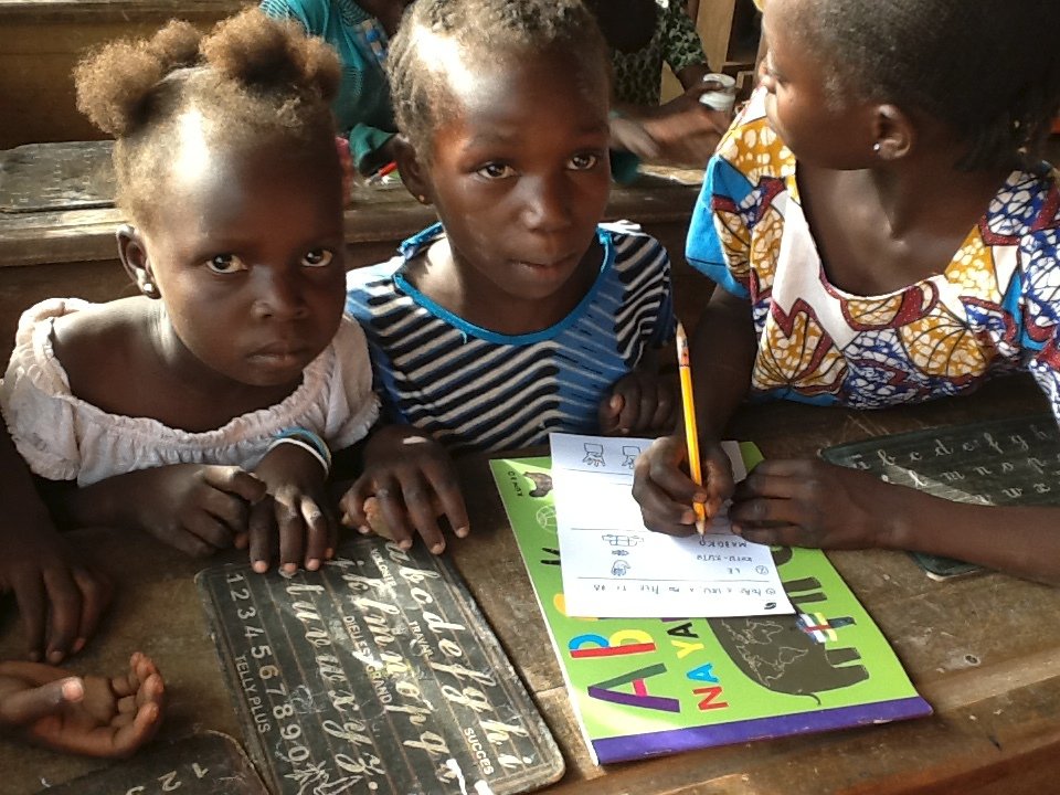 Děti se učí číst ze slabikářů, které pomohla vytvořit Ludmilina společnost SIRIRI.
