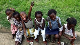 Africká Zambie je chudá typicky rozvojové země. má o něco málo méně obyvatel než Česká republika