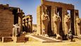 Ramesseum, Egypt. Chrámový komplex v Luxoru vyobrazuje Ramesse II. jako velkého válečníka.