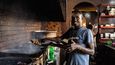 Chartúm, Súdán. Kuchař v moderní restauraci se zaměřením na přípravu oblíbeného skopového a kozího masa.
