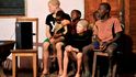 Logan, Henry uprostřed a jejich sourozenci sledují hudební videoklipy z DVD, televizní signál ve vesnici není.