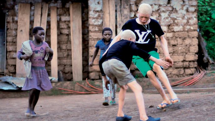 Henry, Logan a jejich sourozenci hrají fotbal, nejoblíbenější hru kamerunských dětí.