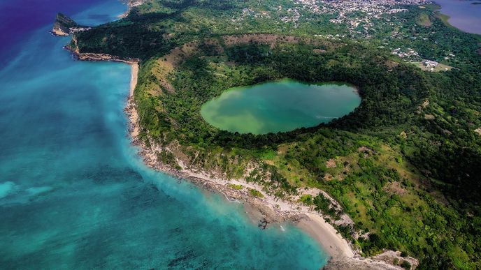 Jezero na ostrově Petite-Terre, druhém největším v departmentu Mayotte