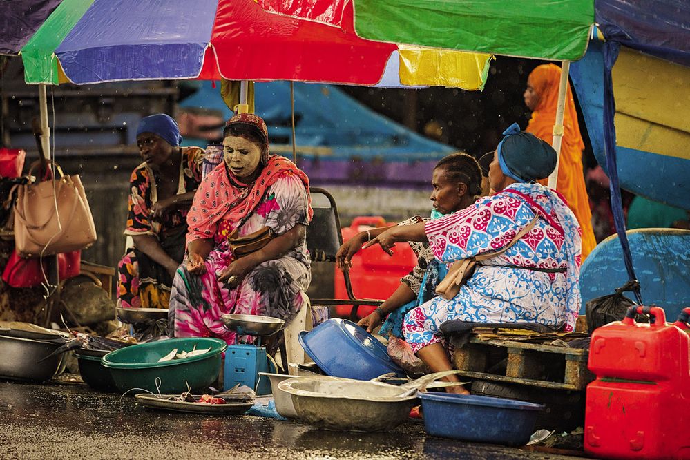 Prodej ryb je pro komorské ženy natolik prestižní aktivitou, že svá místa neopouštějí ani za vydatného tropického deště