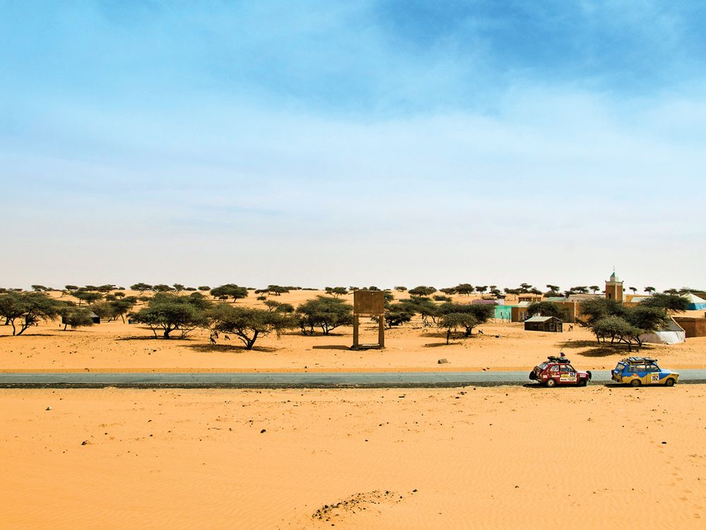 Projíždíme řídce osídlenou mauritánskou pouští.