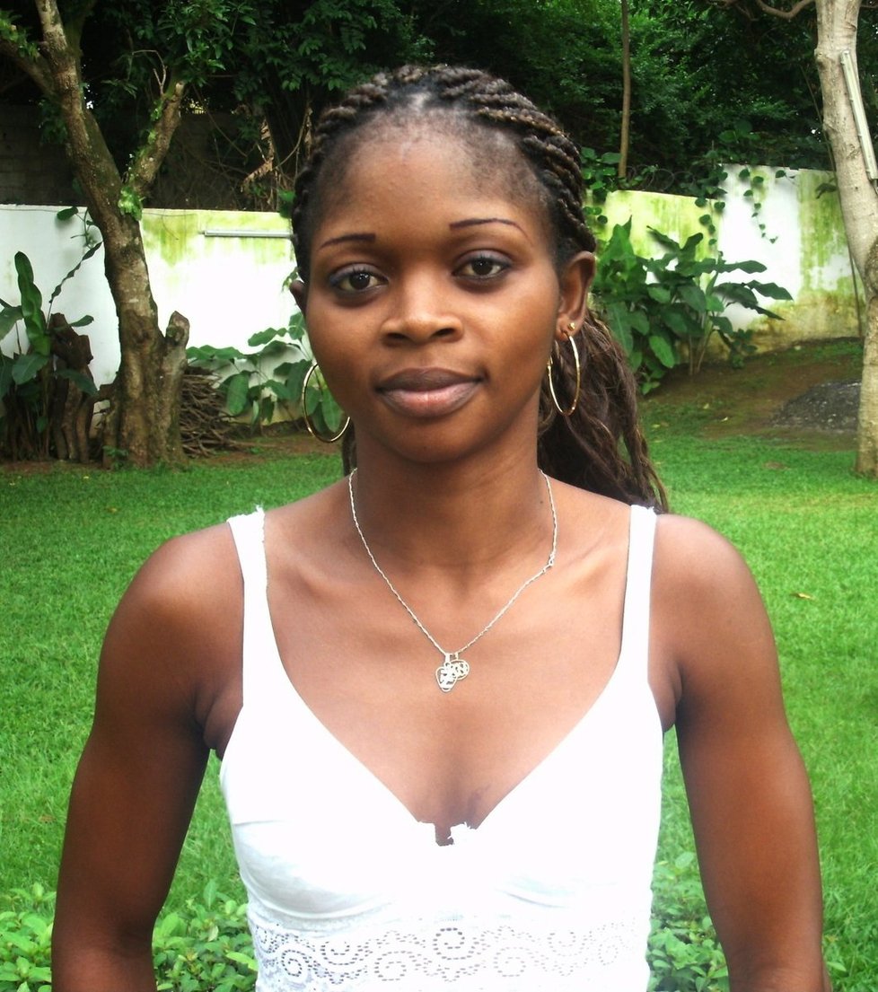 Catherine Aba je dvaačtyřicet let a byla jednou z těch, které se kamerunského protestu zúčastnily. Matka jí začala tzv. žehlit ňadra v jedenácti letech. Catherine je schovává v podprsence, kterou si nechává i při sexu: „ Mám jizvy na prsou i na duši…“