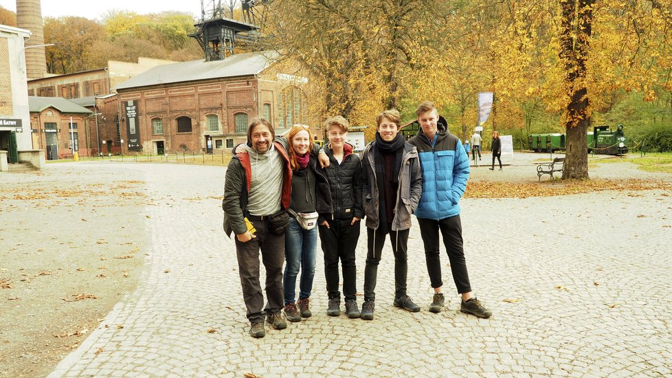 Kostkanovi se svými dětmi a »novým synem« Zoltánem (vpravo) na výletě v Ostravě.