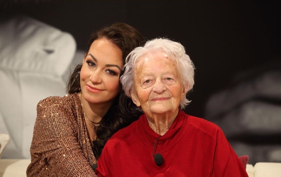 Agáta Hanychová s milovanou babičkou na začátku prosince.