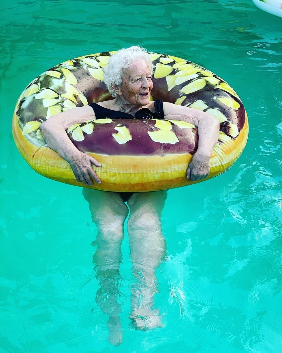Babička (97) Agáty Hanychové v bazénu.