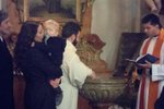 Agáta v doprovodu Martina Stropnického přinesla Kryšpína do kostela, kde ho pokřtili
