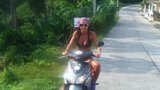 Hanychová v Thajsku: Polonahá na motorce!