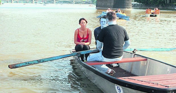 Natáčení probíhalo i na Vltavě