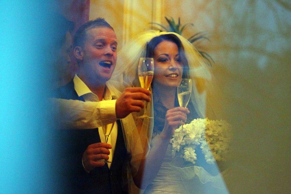 Šampaňské na svatbě Hanychové s Prachařem teklo proudem