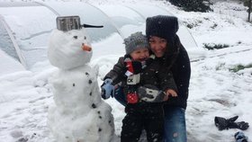 Agáta si užila první sníh s Kryšpínem: Postavili spolu sněhuláka!