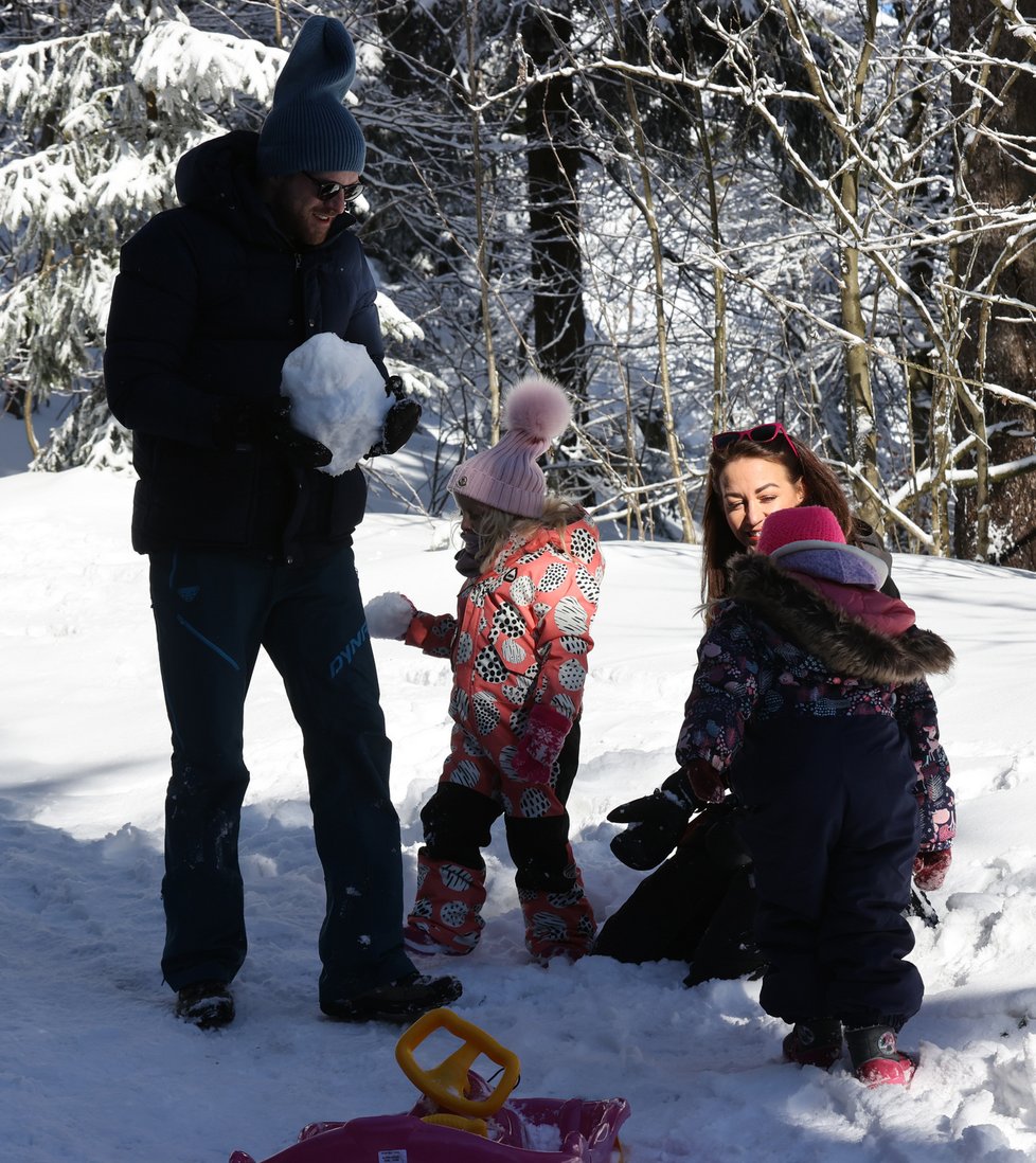 Agáta Hanychová s dcerou Miou a přítelem Andrejem Nikovem s dcerou Adélkou na Ještědu