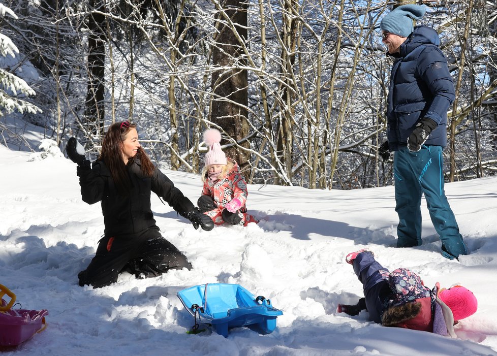 Agáta Hanychová s dcerou Miou a přítelem Andrejem Nikovem s dcerou Adélkou na Ještědu