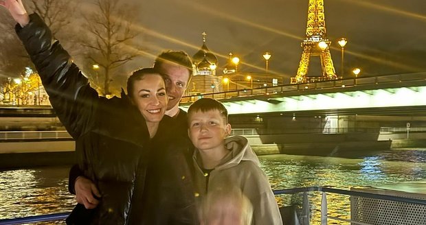 Agáta Hanychová s Miroslavem Dopitou, synem Kryšpínem a dcerou Miou v Paříži