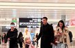 Agáta Hanychová s Mirkem Dopitou a dětmi Kryšpínem a Miou na letišti v Paříži