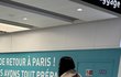 Agáta Hanychová na letišti v Paříži