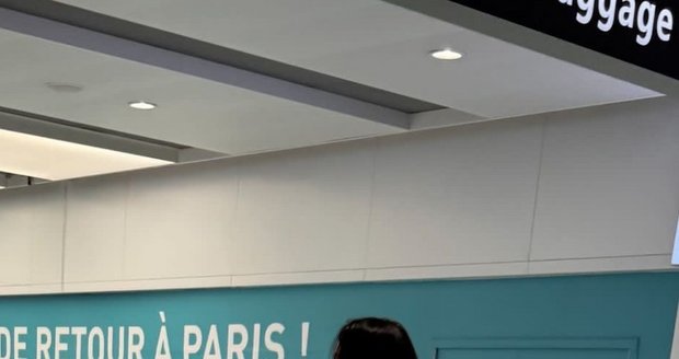 Agáta Hanychová na letišti v Paříži