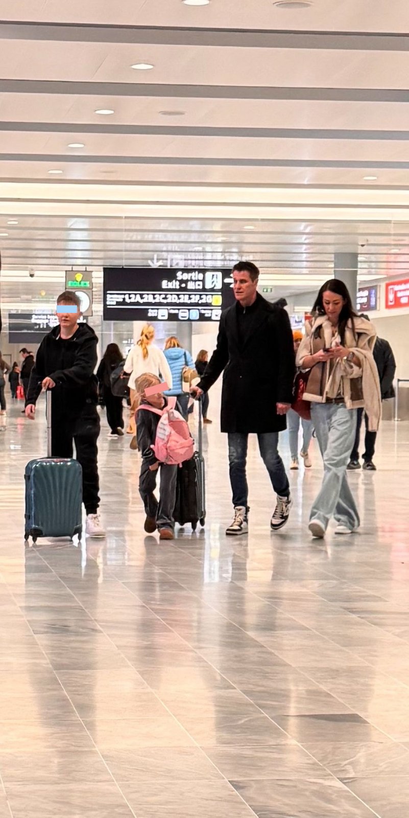 Agáta Hanychová s Mirkem Dopitou a dětmi Kryšpínem a Miou na letišti v Paříži