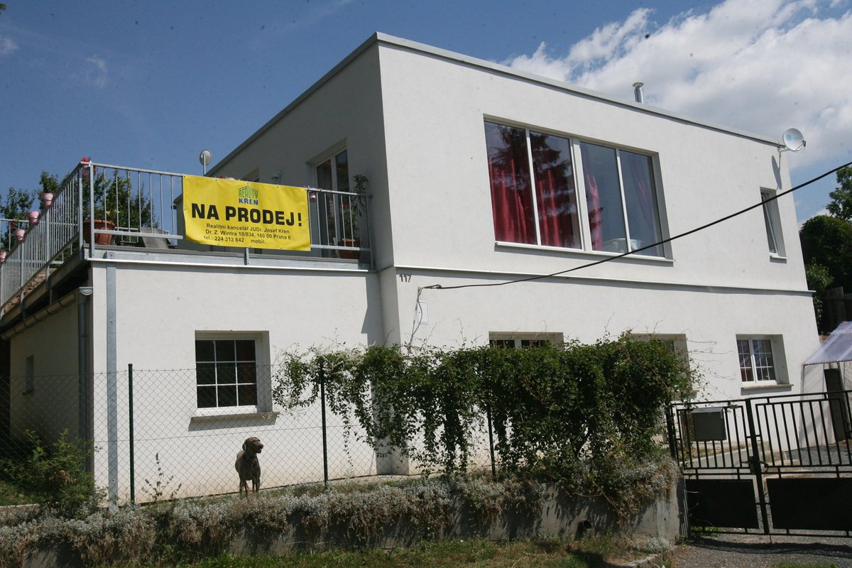 Agátin dům v Černém Volu, který marně prodává.