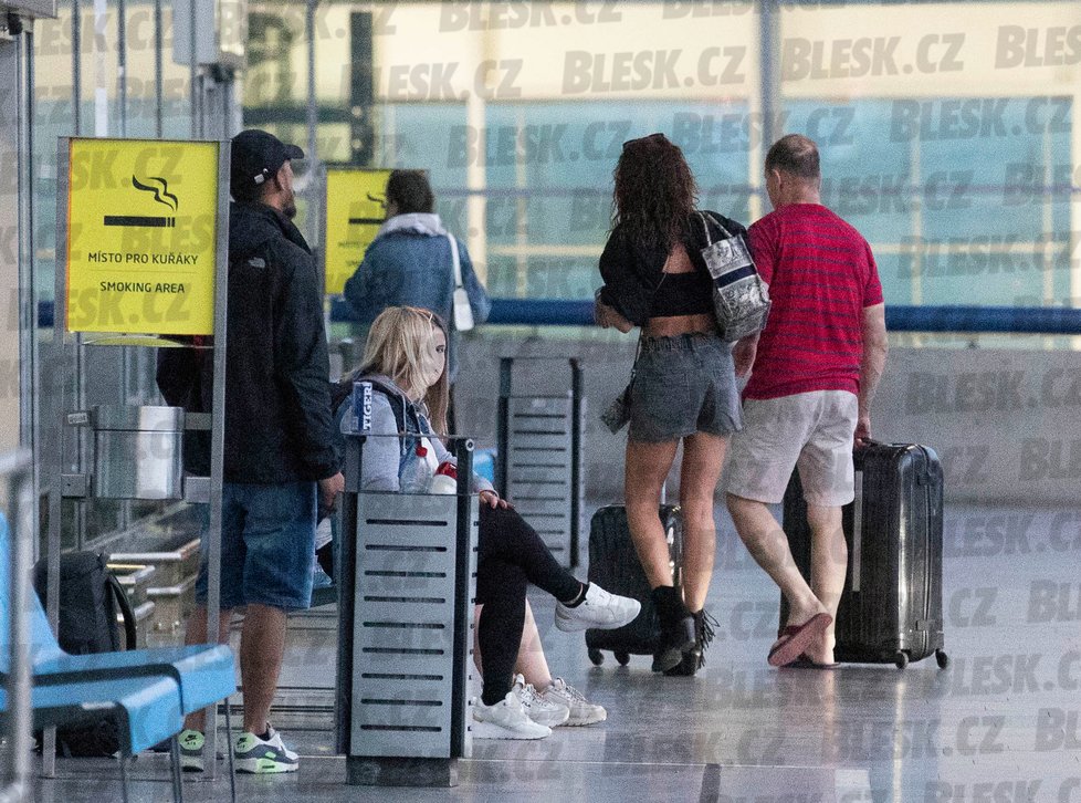 Agáta Hanychová a Jaromír Soukup na pražském letišti