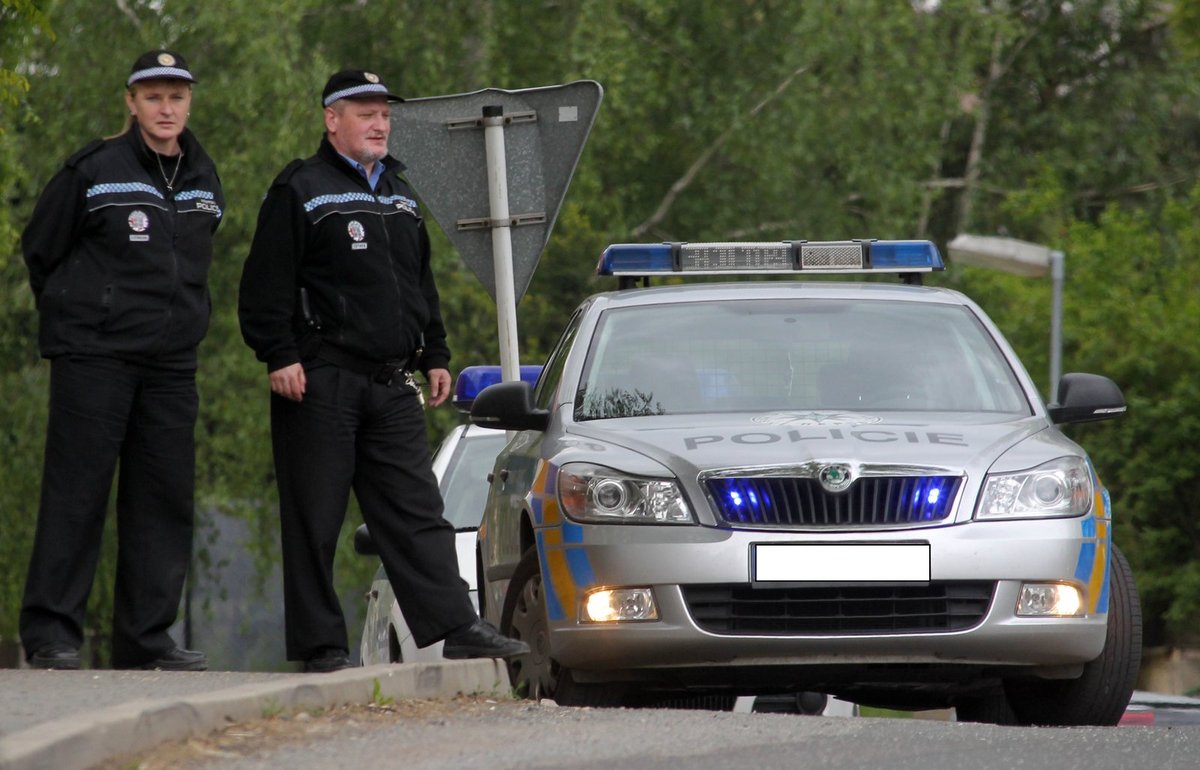 Policie na svatbě byla všudypřítomná.