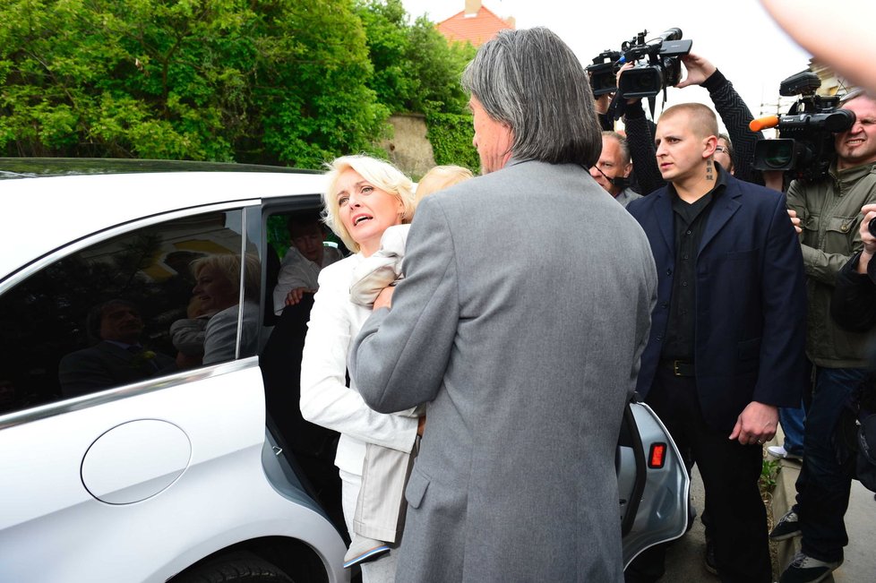 Manželé Stropnický a Žilková si přehazují Kryšpína jako bramboru.