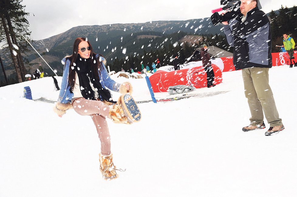 Modelka v Tatrách dováděla na umělém sněhu