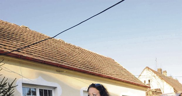 Hanychová před svým domem, kde muž pobodal třiadvacetiletou ženu