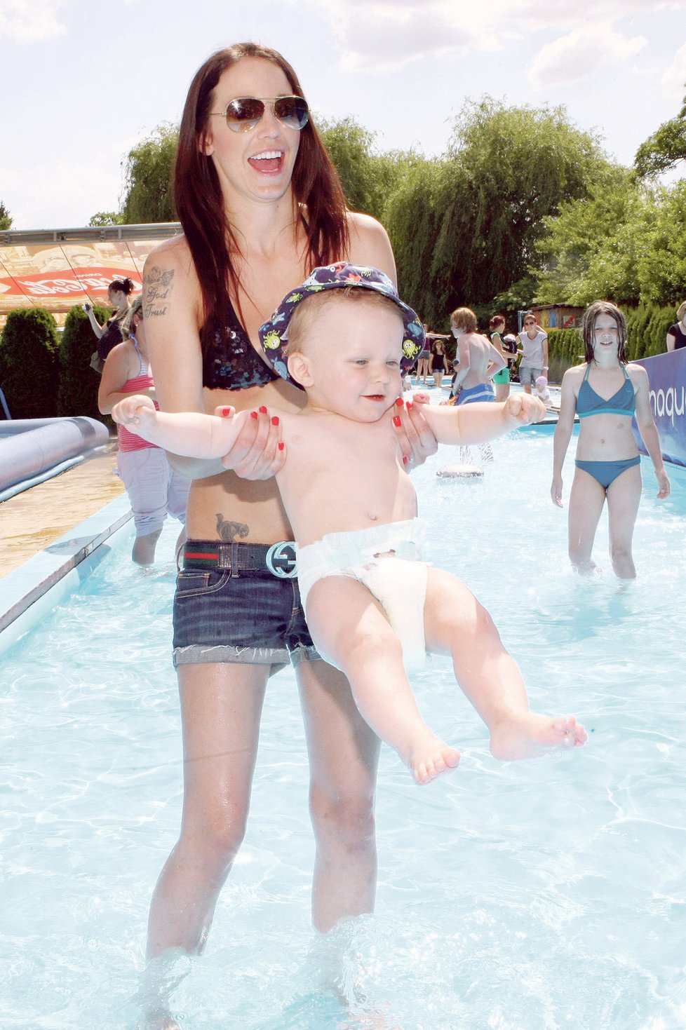 Agáta Hanychová se synem neodolali teplému počasí a hupsli do bazénu
