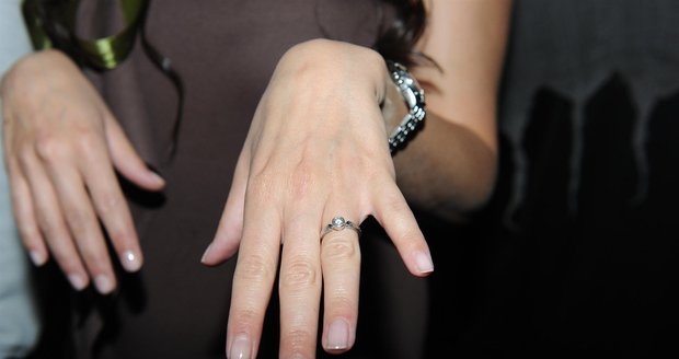 Známá pařmenka hrdě ukazovala svůj snubní prstýnek.