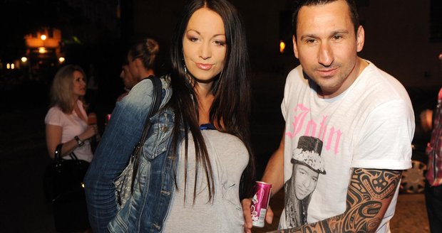 Agáta do Bar~Baru opět dorazila ve svých šedivých těhotenských dupačkách, které se velmi líbily DJ Uwovi.