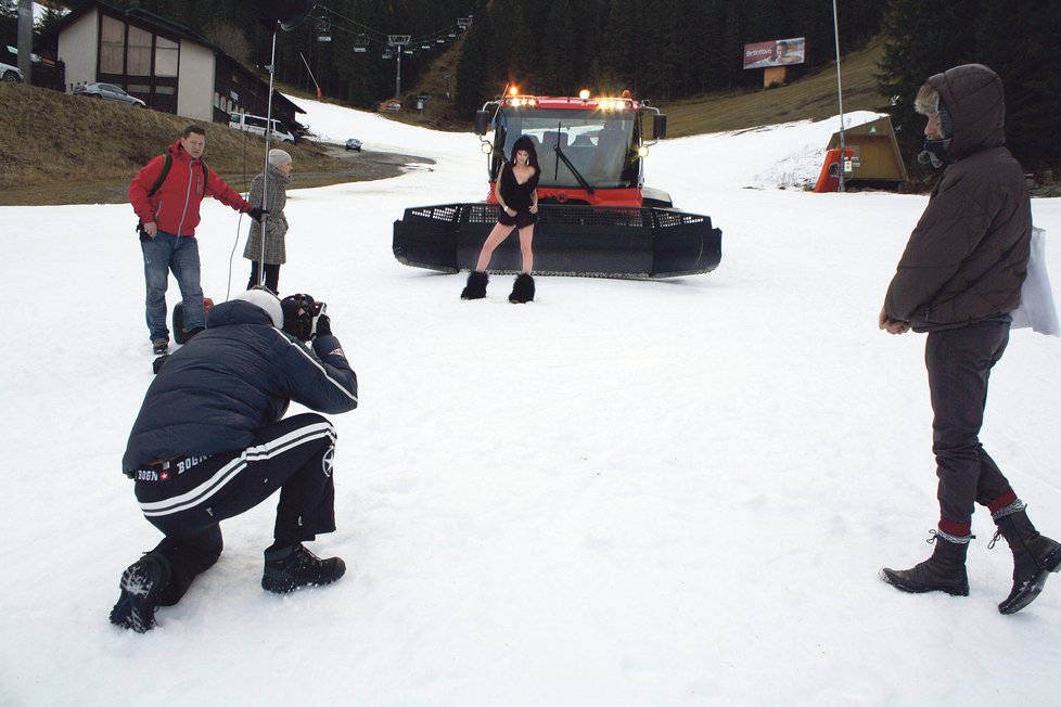 Během focení Agáta vystřídala několik míst, jedním z nich byla i Biela Put v lyžařském středisku Jasná, kde modelka fotila už v podvečerních hodinách před sněžnou rolbou