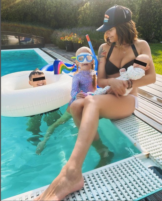 Agáta Hanychová se svými dětmi u bazénu.