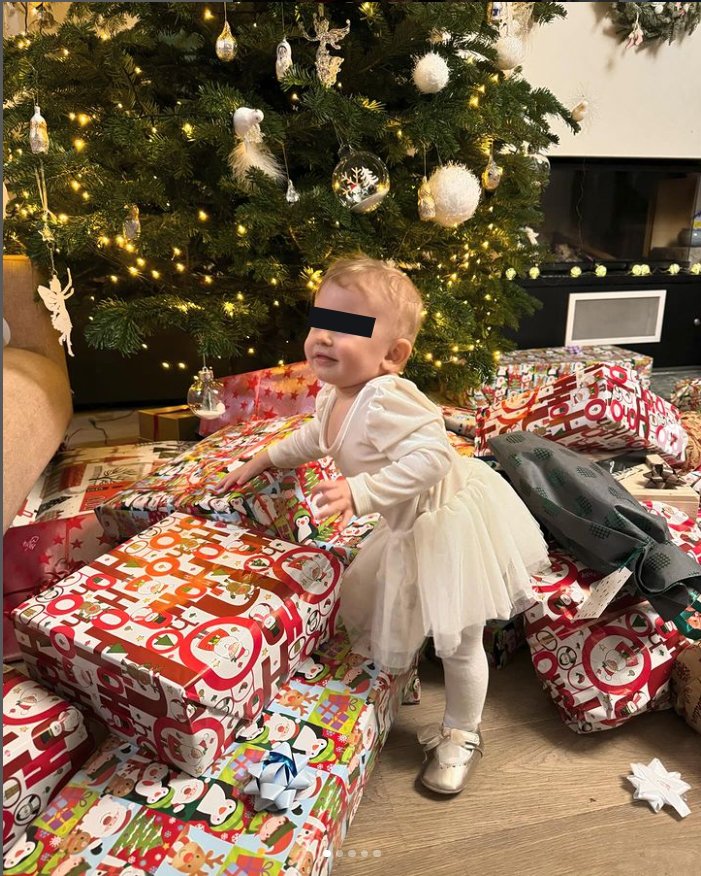 Nejmladší dcera Agáty Hanychové Rozárka u vánočního stromečku.