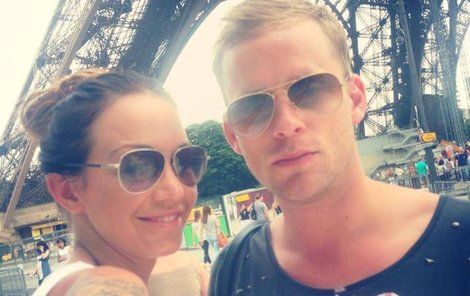 Teď si manželé užívají v Paříži.