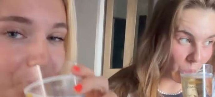 S Agátou už to rozjely se šampaňským.