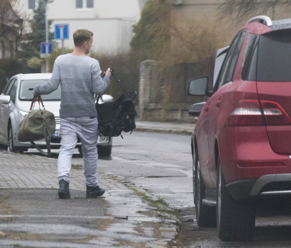 22. 3. 2017 7:17 hod. Praha-Suchdol – Jakub Prachař opouští společný dům.