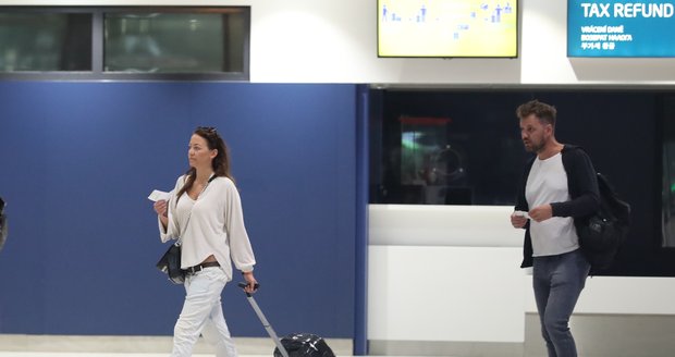 Agáta Prachařová s přítelem Tomášem na letišti chodili bez roušek.