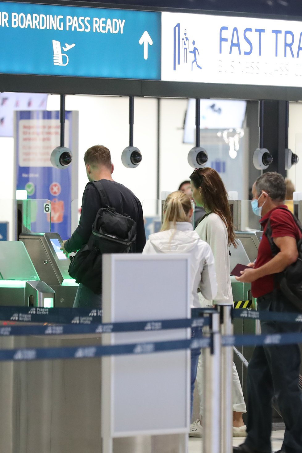 Agáta Prachařová s přítelem Tomášem na letišti chodili bez roušek.