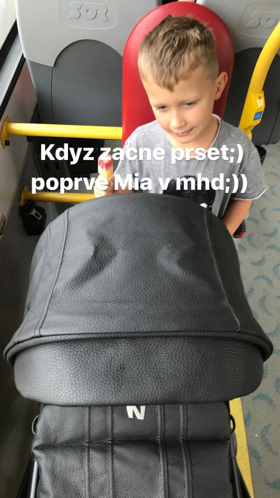 Agáta s Kryšpínem a Miou v MHD