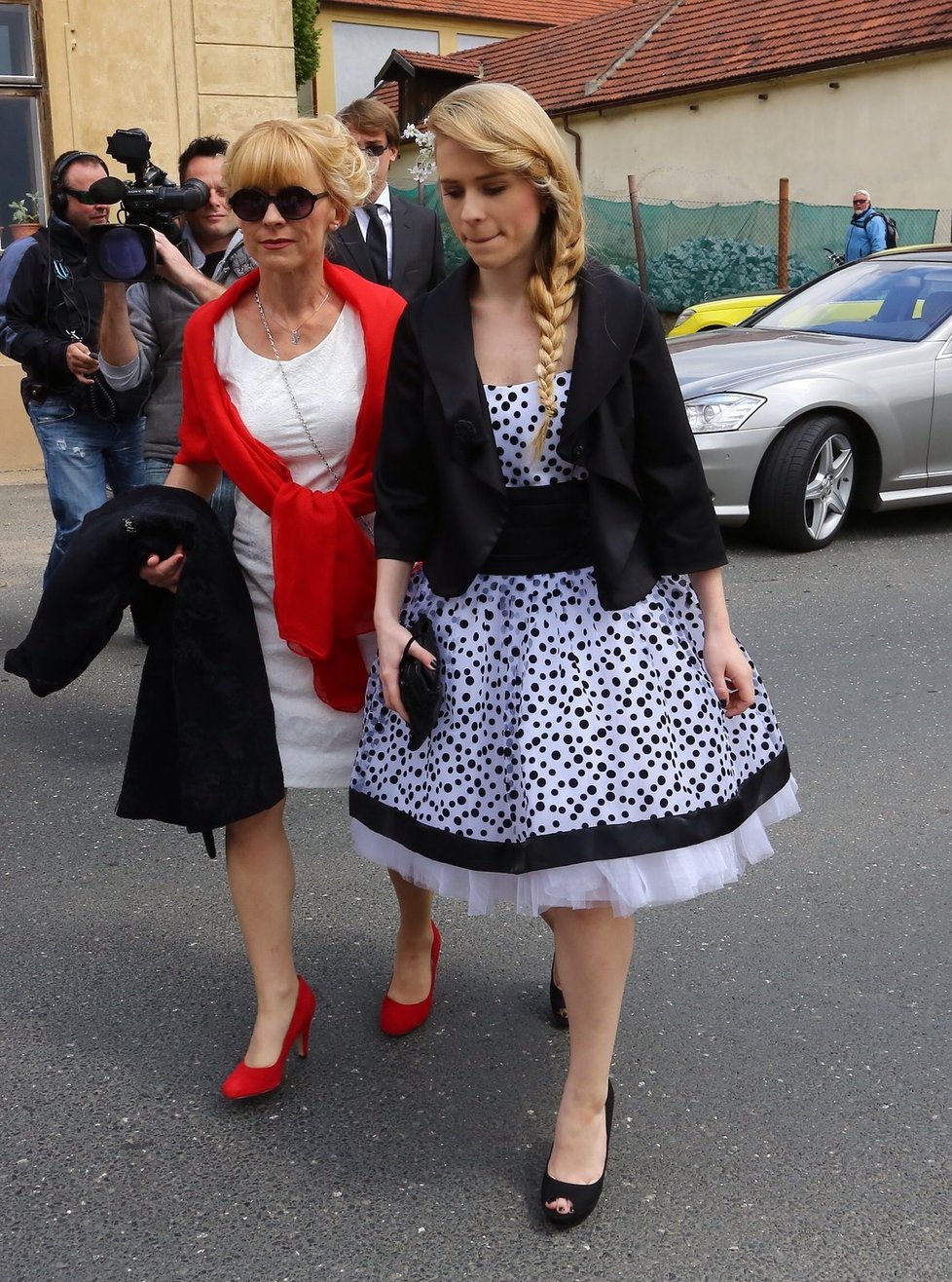 Dana Batulková v červenobílém outfitu a její dcera Mariana Prachařová. Obě dámy si nechaly udělat povedené účesy.