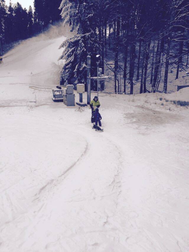 Syn Agáty Prachařové Kryšpín si zkouší na sněhu svůj vánoční dárek. Dostal snowboard.